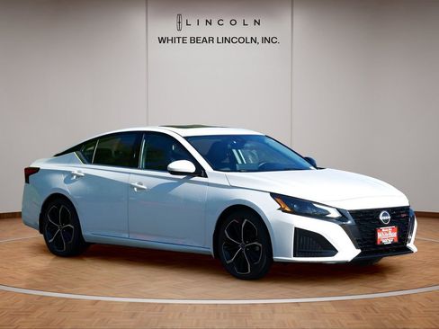 Used 2023 Nissan Altima 2.5 SR w/ SR Premium Package FWD image 3