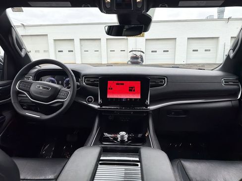 Used 2023 Jeep Wagoneer 4WD w/ Convenience Group I image 18
