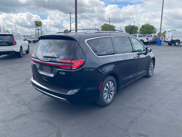 Used 2021 Chrysler Pacifica Touring-L FWD image 6