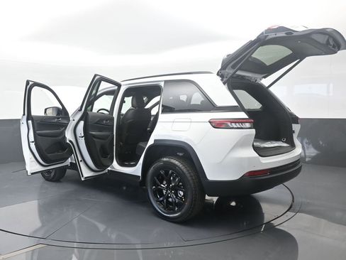 Used 2025 Jeep Grand Cherokee Altitude RWD image 67