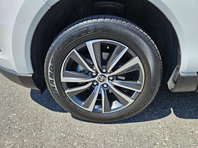 Used 2023 Toyota Venza LE AWD/4WD image 10