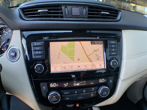 Used 2018 Nissan Rogue SL w/ Premium Package image 18