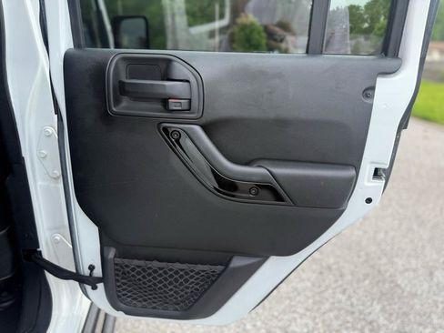 Used 2017 Jeep Wrangler Unlimited Sahara AWD/4WD image 40