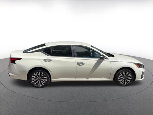 Used 2025 Nissan Altima 2.5 SV FWD image 16