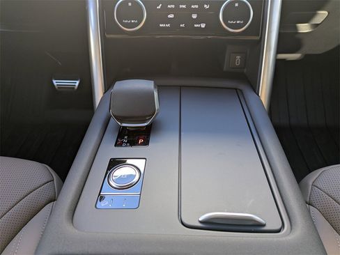 New 2026 Land Rover Discovery Limited Edition image 19