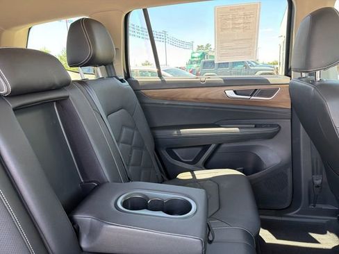 Used 2025 Volkswagen Atlas SE AWD/4WD image 30