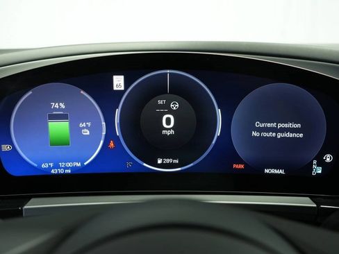 Used 2025 Porsche Macan Electric image 14