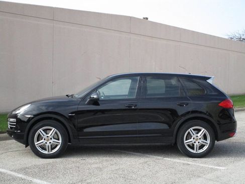Used 2014 Porsche Cayenne Diesel Platinum Edition image 2