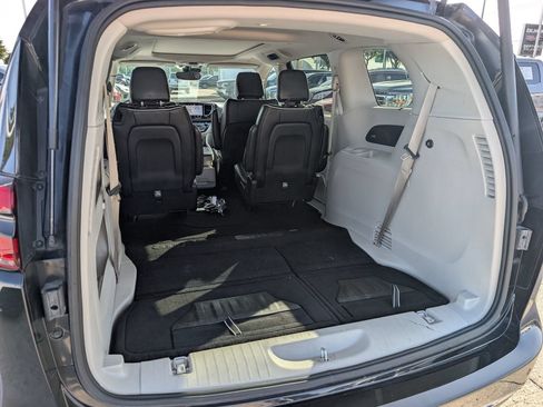 Used 2023 Chrysler Pacifica Limited FWD image 27