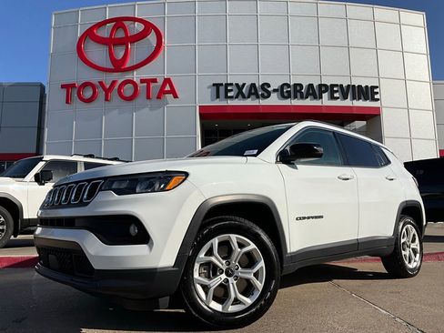 Used 2025 Jeep Compass Latitude image 2