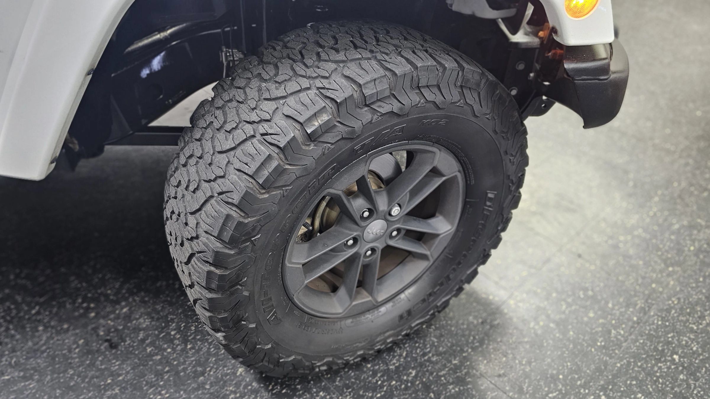 Used 2017 Jeep Wrangler Unlimited Sahara AWD/4WD image 3