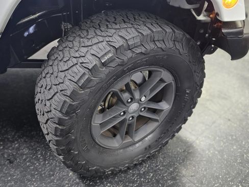 Used 2017 Jeep Wrangler Unlimited Sahara AWD/4WD image 3