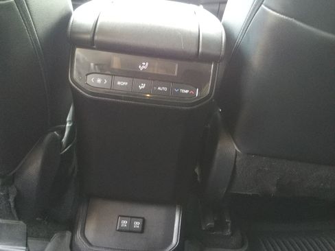 Used 2021 Toyota Highlander XLE AWD/4WD image 12