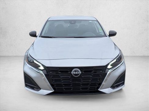 Used 2024 Nissan Altima 2.5 SV FWD image 2