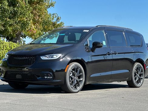New 2026 Chrysler Pacifica Limited w/ S Appearance Package image 8