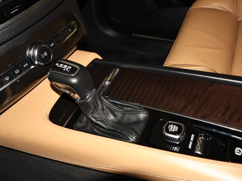 Used 2018 Volvo XC90 T6 Momentum w/ Convenience Package image 29