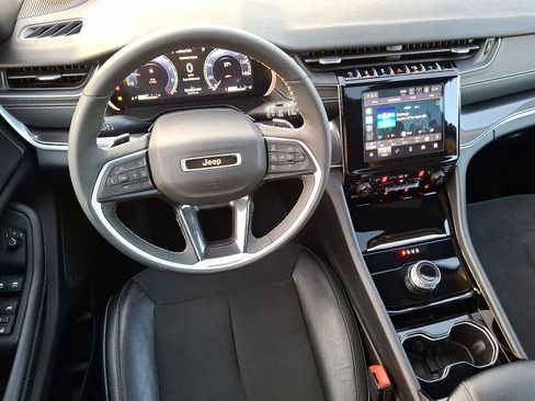 Certified 2023 Jeep Grand Cherokee Altitude image 11