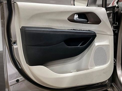 Used 2018 Chrysler Pacifica Touring-L Plus w/ Advanced Safetytec Group FWD image 23