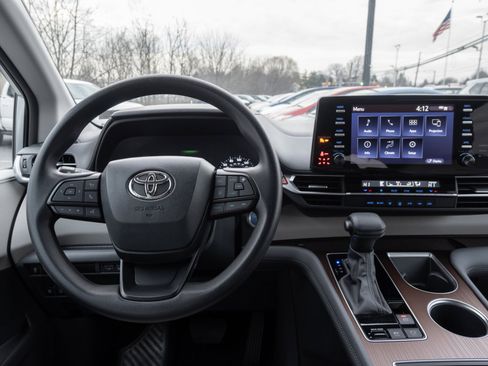 Used 2024 Toyota Sienna LE image 23