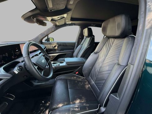 Used 2026 Cadillac Vistiq Platinum w/ LPO, Floor Liner Package AWD/4WD image 2