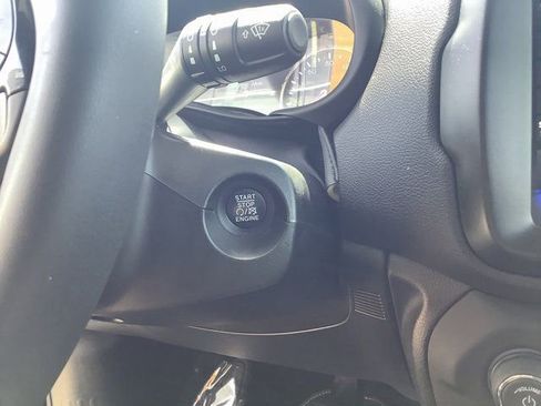 Used 2021 Jeep Renegade Latitude w/ Luxury Group II image 16