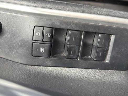 Used 2023 Toyota Highlander XLE AWD/4WD image 13