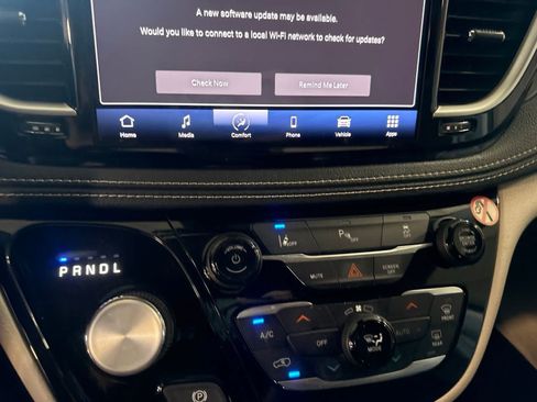 Used 2023 Chrysler Pacifica Touring-L FWD image 26