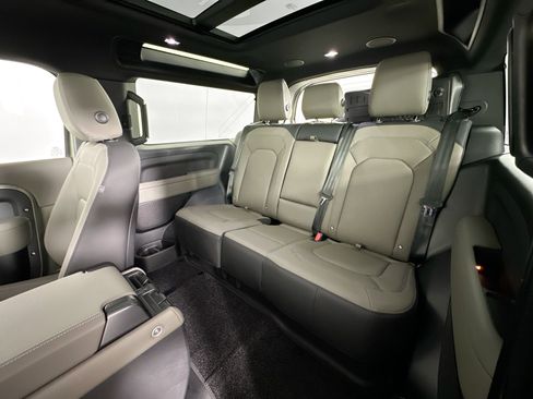 Certified 2025 Land Rover Defender 90 X-Dynamic SE AWD/4WD image 23