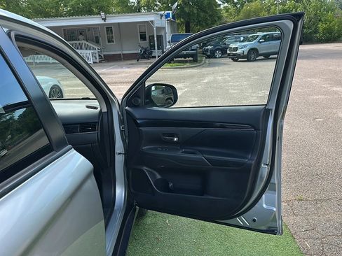 Used 2020 Mitsubishi Outlander SE FWD image 26