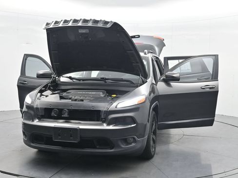 Used 2016 Jeep Cherokee Latitude FWD image 42