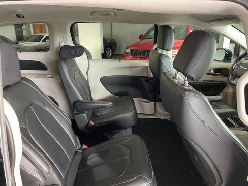 Used 2018 Chrysler Pacifica Touring-L image 24