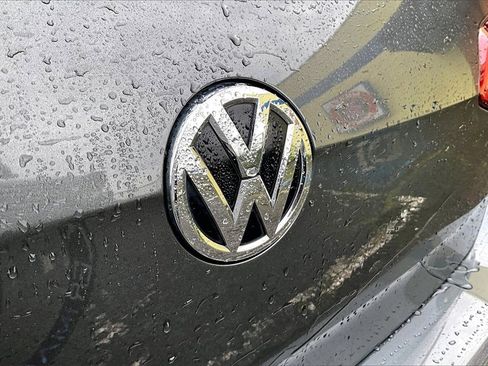 Used 2018 Volkswagen e-Golf SE w/ DC Fast Charging Package image 11