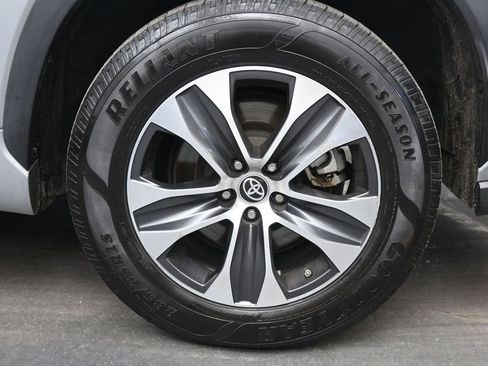 Used 2020 Toyota Highlander XLE FWD image 12