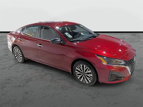 Used 2024 Nissan Altima 2.5 SV image 5