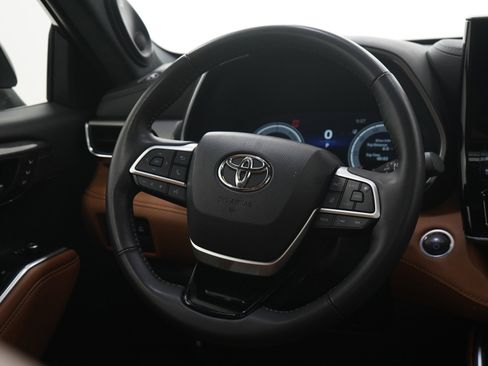 Used 2025 Toyota Highlander Platinum AWD/4WD image 16