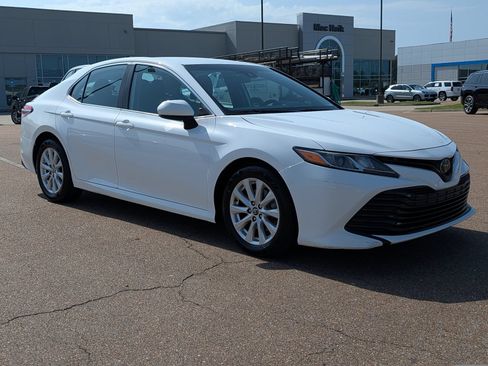 Used 2020 Toyota Camry LE FWD image 2