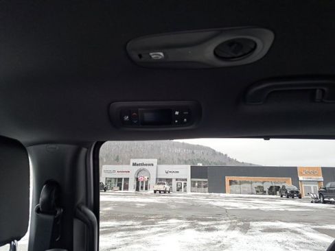 New 2026 Chrysler Pacifica Select image 16