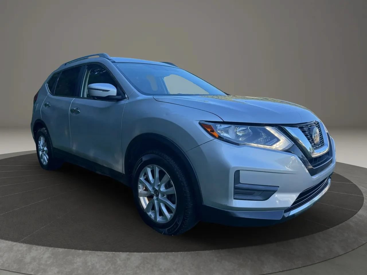 Used 2018 Nissan Rogue SV w/ Sun & Sound Touring Package AWD/4WD image 7