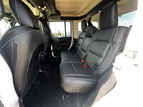 Used 2019 Jeep Wrangler Unlimited Sahara w/ Dual Top Group image 23