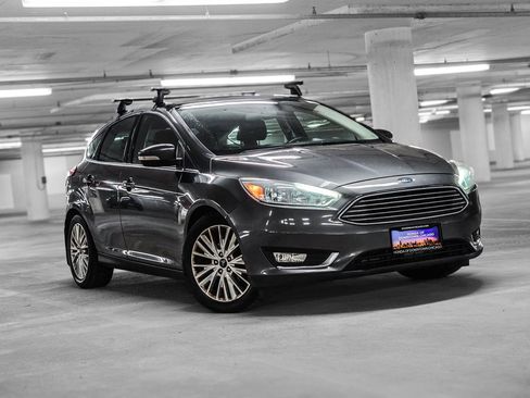 Used 2017 Ford Focus Titanium FWD image 4