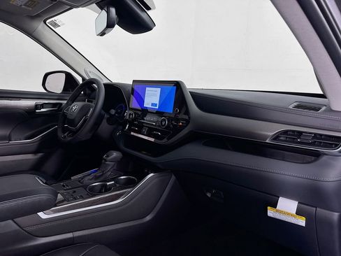 Used 2025 Toyota Highlander Limited image 32
