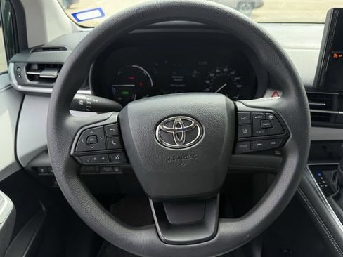 Used 2026 Toyota Sienna LE FWD image 12