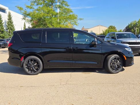 New 2026 Chrysler Pacifica Limited w/ S Appearance Package image 6