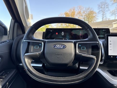 Used 2025 Ford Expedition Platinum AWD/4WD image 27