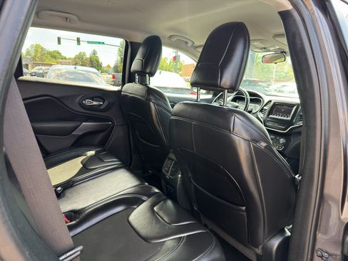 Used 2019 Jeep Cherokee Latitude Plus AWD/4WD image 18