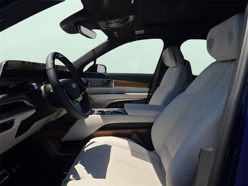 New 2026 Cadillac Vistiq Sport w/ LPO, Floor Liner Package image 23