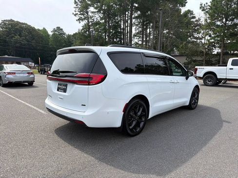 Used 2023 Chrysler Pacifica Touring-L w/ S Appearance Package AWD/4WD image 5