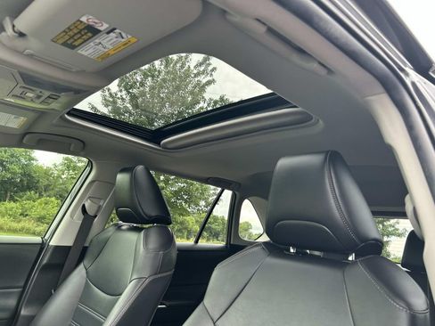 Used 2020 Toyota RAV4 XLE Premium FWD image 26