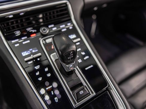 Used 2019 Porsche Panamera image 32
