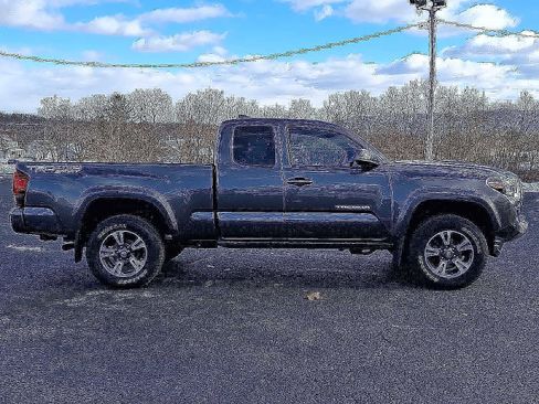 Used 2019 Toyota Tacoma TRD Sport image 9